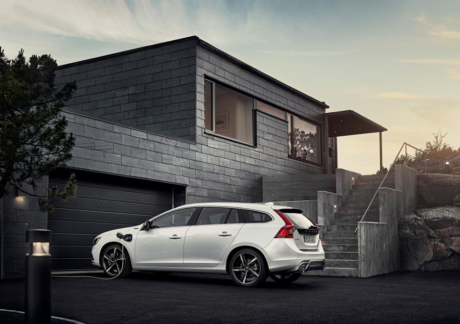  Volvo V60 Twin Engine 2015 года  (фото 11 из 17)